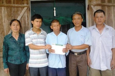 Ông cụ mù lòa sống trong căn nhà dột nát nhận quà bạn đọc